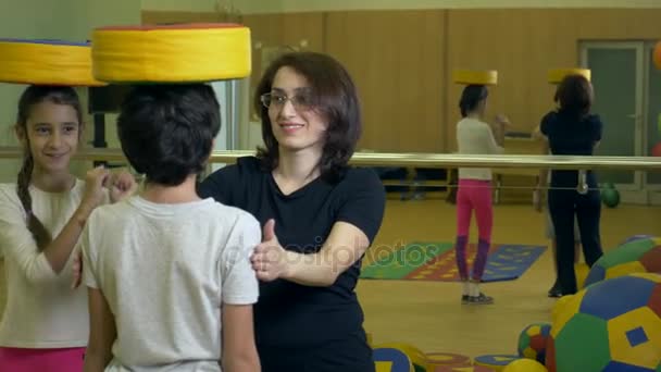 Gymnastique avec un moniteur d'éducation physique pour enfants. occupation avec balles, 4k — Video