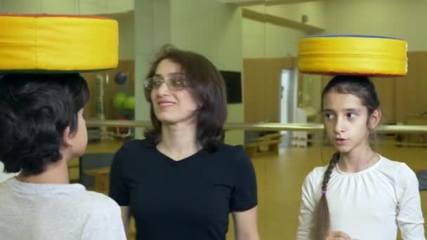 Gimnasia con un instructor de niños en educación física. ocupación con bolas, 4k — Vídeo de stock