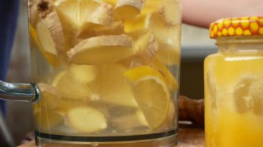 biri el yapımı içki limon, zencefil kökü ve ananas yapar. 4k