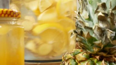 biri el yapımı içki limon, zencefil kökü ve ananas yapar. 4k