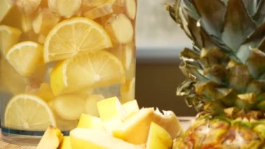 biri el yapımı içki limon, zencefil kökü ve ananas yapar. 4k