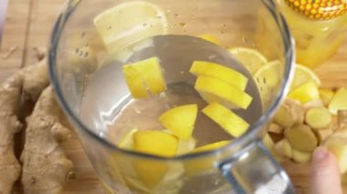 biri el yapımı içki limon, zencefil kökü ve ananas yapar. 4k, ağır çekim