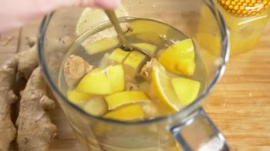 biri el yapımı içki limon, zencefil kökü ve ananas yapar. 4k, ağır çekim