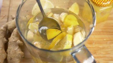 biri el yapımı içki limon, zencefil kökü ve ananas yapar. 4k, ağır çekim