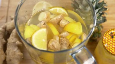 biri el yapımı içki limon, zencefil kökü ve ananas yapar. 4k, ağır çekim