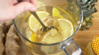 biri el yapımı içki limon, zencefil kökü ve ananas yapar. 4k, ağır çekim