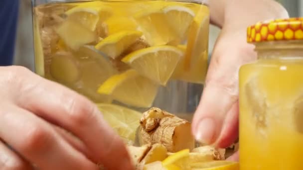 Jemand macht ein handgemachtes Getränk aus Zitronen, Ingwerwurzel und Ananas. 4k — Stockvideo