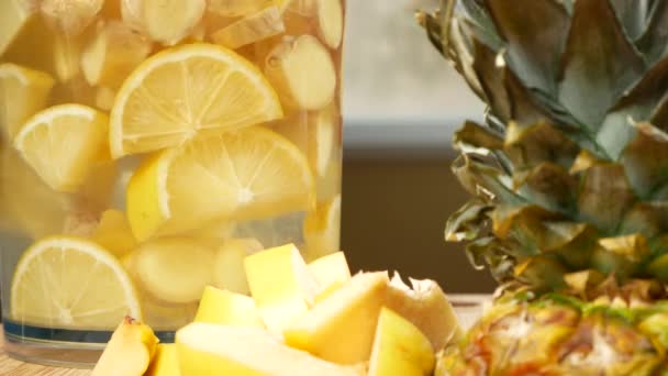 Iemand maakt een handgemaakte drankje van citroenen, gemberwortel en ananas. 4k — Stockvideo