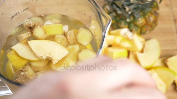 Biri el yapımı içki limon, zencefil kökü ve ananas yapar. 4k, ağır çekim — Stok video