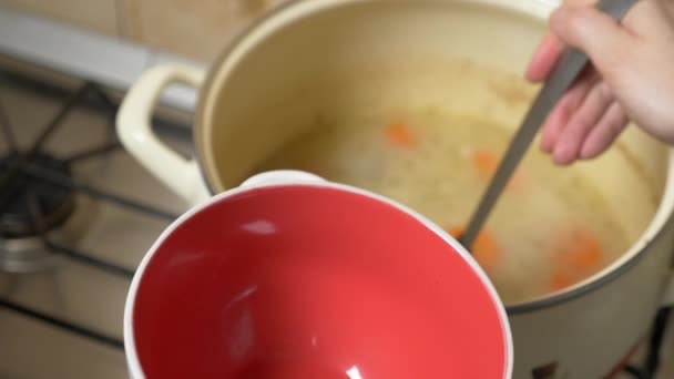 Κάποιος να χύνει μια σούπα κοτόπουλου από ένα κατσαρολάκι σε ένα μπολ. 4k, αργή κίνηση — Αρχείο Βίντεο
