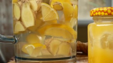 biri el yapımı içki limon, zencefil kökü ve ananas yapar. 4k