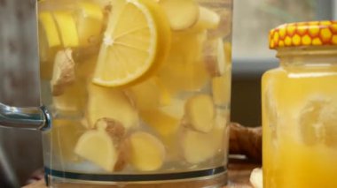 biri el yapımı içki limon, zencefil kökü ve ananas yapar. 4k