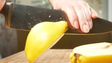 kadın el Ayva dilimler halinde kesilir. 4k, yakın çekim