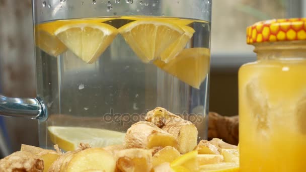 Alguien hace una bebida hecha a mano de limones, raíz de jengibre y piña. 4k — Vídeo de stock
