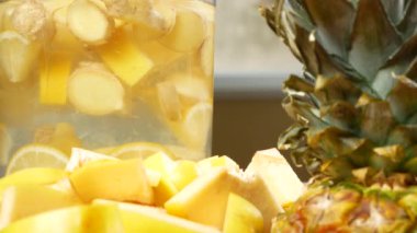 biri el yapımı içki limon, zencefil kökü ve ananas yapar. 4k