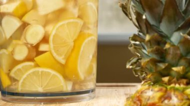 biri el yapımı içki limon, zencefil kökü ve ananas yapar. 4k