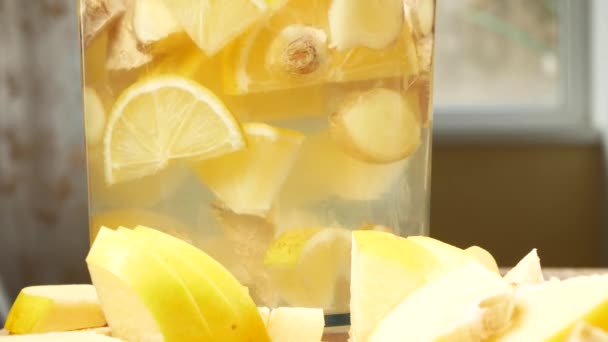 Iemand maakt een handgemaakte drankje van citroenen, gemberwortel en ananas. 4k — Stockvideo