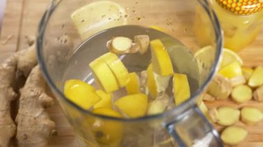 biri el yapımı içki limon, zencefil kökü ve ananas yapar. 4k