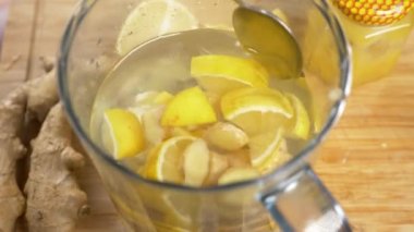 biri el yapımı içki limon, zencefil kökü ve ananas yapar. 4k