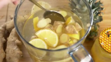 biri el yapımı içki limon, zencefil kökü ve ananas yapar. 4k