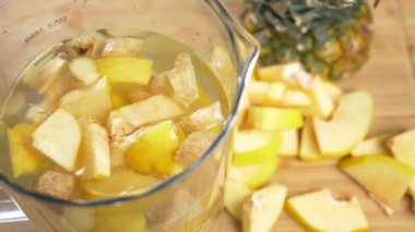 biri el yapımı içki limon, zencefil kökü ve ananas yapar. 4k