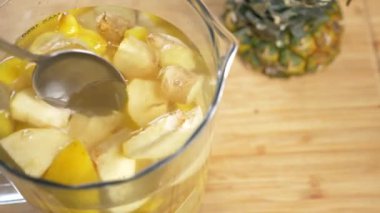 biri el yapımı içki limon, zencefil kökü ve ananas yapar. 4k