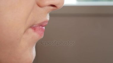 yakın çekim. çocuklar ağız çiğneme. 4 k. çocuk dudaklarını yalıyor.
