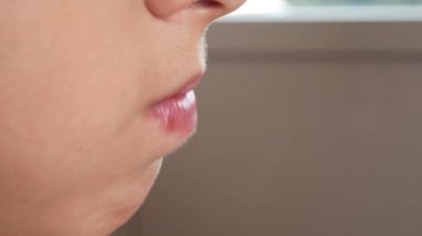 yakın çekim. çocuklar ağız çiğneme. 4 k. çocuk çikolata ağzına koyar ve o çiğnemek