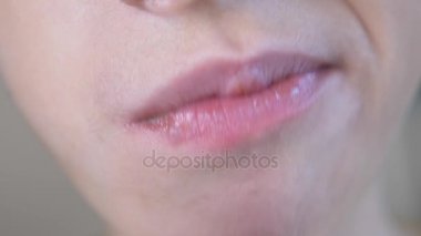 yakın çekim. çocuklar ağız çiğneme. Ağır çekim. 4 k. çocuk çikolata ağzına koyar ve o çiğnemek