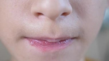 yakın çekim. çocuklar ağız çiğneme. Ağır çekim. 4 k. çocuk çikolata ağzına koyar ve o çiğnemek