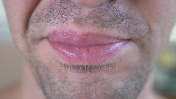 Close-up, um homem mastiga a boca. 4k, câmera lenta . — Vídeo de Stock