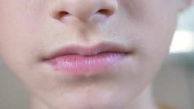 Hap içinde onun ağız, 4 k, ağır çekim çocuk koyar yakın çekim