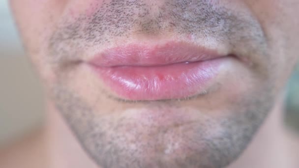 Человек облизывает губы Закрыть, 4К, замедленная съемка — стоковое видео