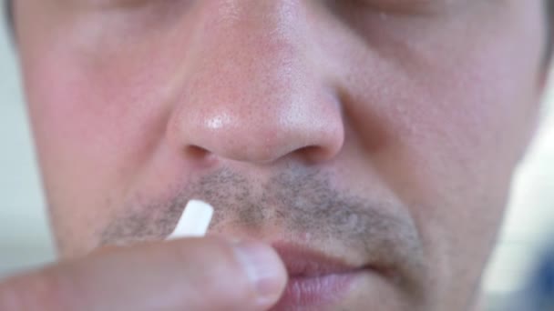 Muž šplouchání lék do nosu. nosní sprej, close-up, 4k — Stock video