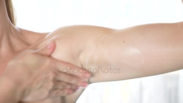 Kvinna hand om armhåla, 4 k, slowmotion. närbild, kopiera utrymme — Stockvideo
