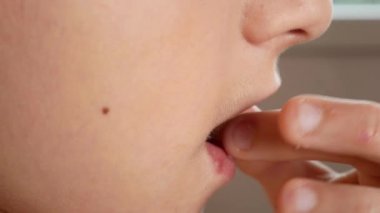 Hap içinde onun ağız, 4 k, ağır çekim çocuk koyar yakın çekim