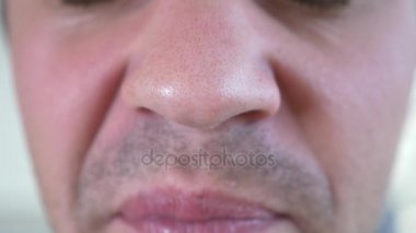 Adam dokunur burnunu, yakın çekim, 4k