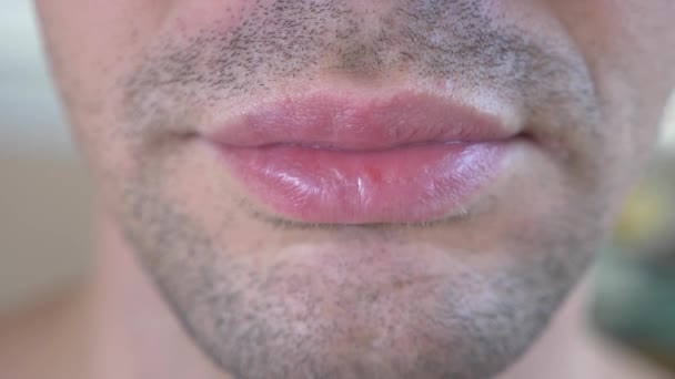 Zblízka. člověk klade pilulku v jeho ústech, 4k, pomalý pohyb — Stock video