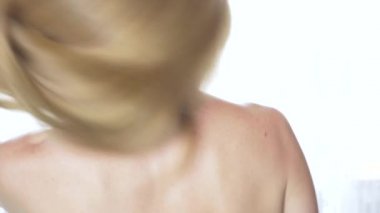 Güzel kadın çıplak sırt, saç şekillendirme ile arkasından görüntüleyin. Ağır çekim. uzun sağlıklı saçları sakin çekici kız. Kapatın. 4k