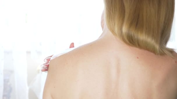 肩和女人背部身体乳液传播慢动作特写, 4k — 图库视频影像