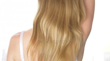 Arkadan Görünüm, yakın çekim, 4 k, ağır çekim. sarışın bir kadın sutyen askısı ile bir omuz kapalı alır.