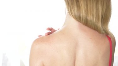 Arkadan Görünüm, yakın çekim, 4 k, ağır çekim. sarışın bir kadın sutyen askısı ile bir omuz kapalı alır.