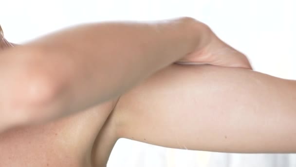 Kız krem omuz losyonları. eklem ağrısı. kozmetik prosedürler, 4k, yavaş hareket, yakın çekim, kopya alanı — Stok video