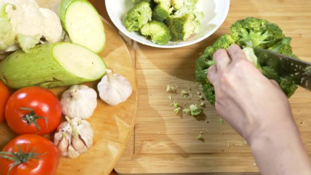 Quelqu'un coupe le brocoli en inflorescences. 4k, au ralenti — Video