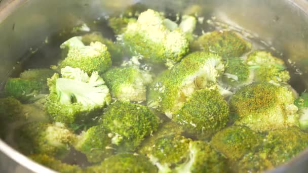 Közelről. brokkoli, forraljuk fel egy serpenyőben forró vízzel. 4k, lassú mozgás. másol hely — Stock videók
