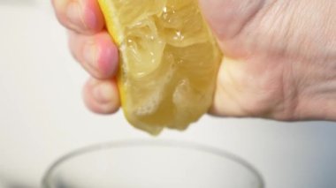 4 k, yavaş hareket, yakın çekim. limon sıkıştırma ver. limon suyu sıkmak