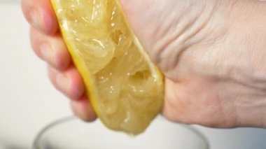 4 k, yavaş hareket, yakın çekim. limon sıkıştırma ver. limon suyu sıkmak