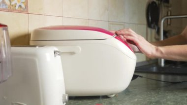 çok açık bir kapak ile karıştırarak el ile yemek. 4k, ağır çekim