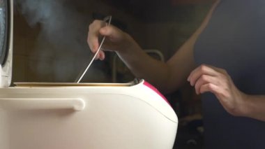 çok açık bir kapak ile karıştırarak el ile yemek. 4k, ağır çekim