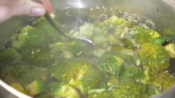Primo piano. broccoli per bollire in padella con acqua bollente. 4k, rallenta. copia spazio — Video Stock
